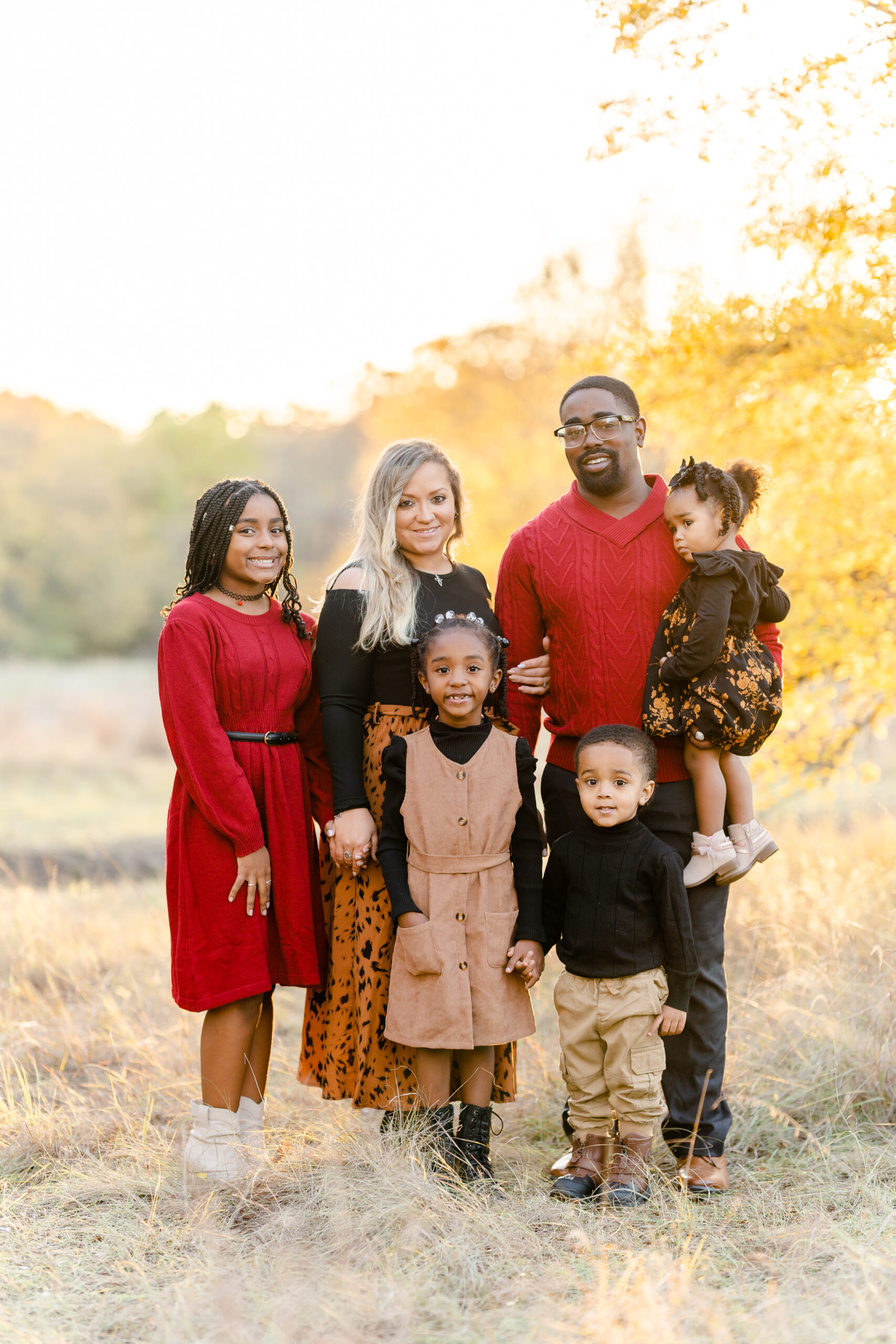 Family wearing coordinated neutrals for Fall Family Photo Session